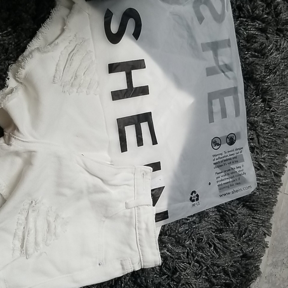 White shorts - Picture 3 of 5